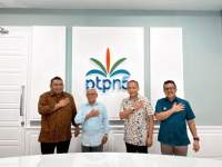 Dirjenbun sekaligus Komisaris PT V Andi Nur Alamsyah berfoto bersama Komisaris Utama PTPN V, Fauzi Yusuf serta CEO PTPN V, Jatmiko Santosa didampingi SEVP Business Support PTPN V, Rurianto. (istimewa)