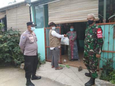 Kades Gintung Lakukan Penyemprotan dan Berikan Bantuan Kepada Warga Isoman