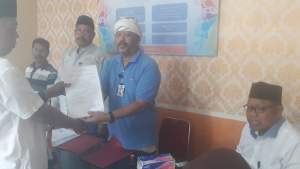 Mantan Kades Pagenjahan Serahkan Berkas Pendaftaran Pilkades