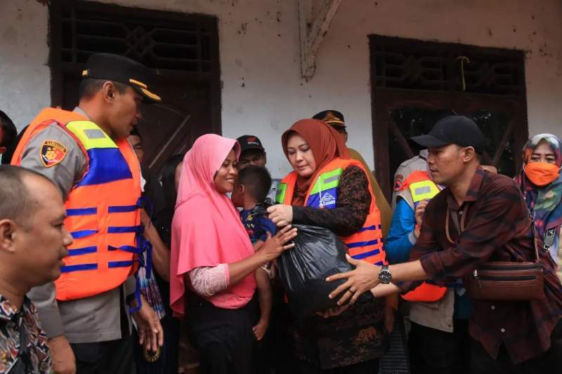 Tinjau Lokasi Banjir, Bupati Irna Pastikan Warga Terdampak Banjir Dapat Bantuan