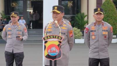 Kapolda Banten umrohkan anggota.