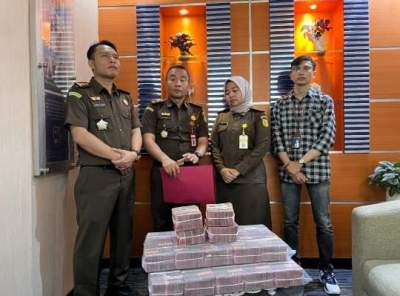 Kajari Kab Tangerang Kembalikan Uang Negara Sebesar Rp2,4 Miliar Dibungkus 2 Plastik