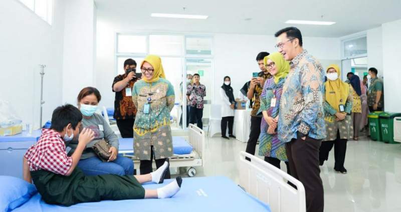 Sekda Tangsel, Bambang Noertjahjo saat menghadiri gelaran khitanan massal oleh DWP di RSU Pondok Aren.