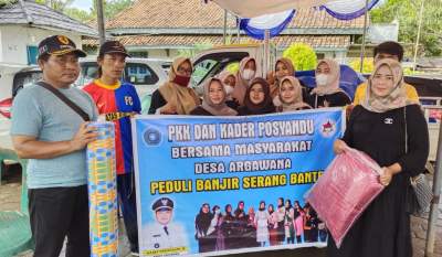 Ketua PKK Desa Argawana Yuyun Hayunah (kanan) bersama para kader posyandu saat menyerahkan bantuan untuk korban banjir di Lingkungan Sukadiri, Kelurahan Kasunyatan, Kecamatan Kasemen, Kota Serang, Sabtu (5/3/2022).