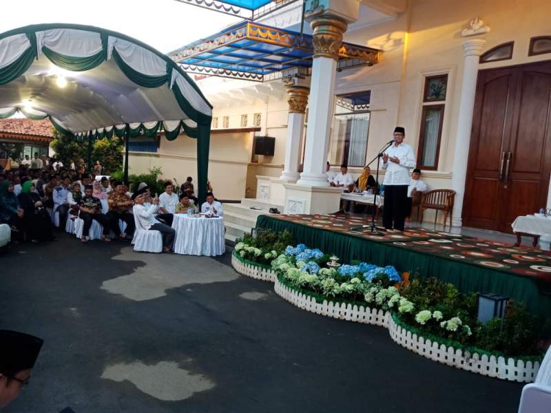 Di Dalam WH Bukber Bareng KAHMI, Diluar HMI Badko Jabodetabeka Demo Tutup Mulut