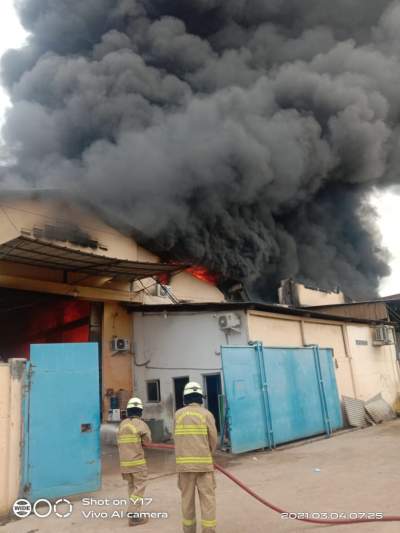 Pemadam Kebakaran berusaha memadamkan kebakaran di kawasan Dadap, Kamis (4/3/2021).