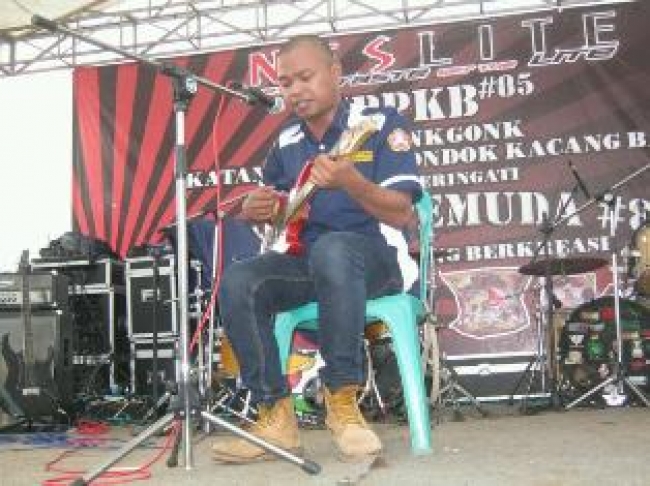 Iwan Fristiasa Akrab di sapa Iwan Angus, Sekjen Karang Taruna Tangsel,unjuk kebolehannya.minggu (03/11)dt