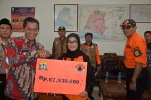 Walikota Serang Syafrudin saat memberikn bantuan diterima oleh Bupati Lebak Iti Oktavis Jayabaya