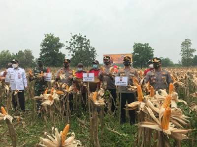 Mad Romli Dampingi Wakapolda Banten Kunjungi Kampung Tangguh