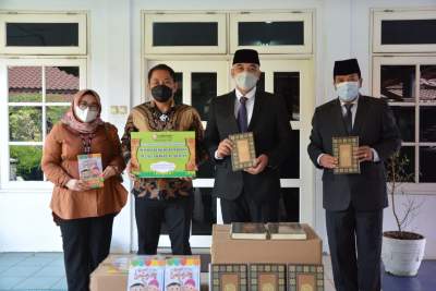 Zaki Terima Bantuan CSR Alquran  dari PT. Indah Kiat