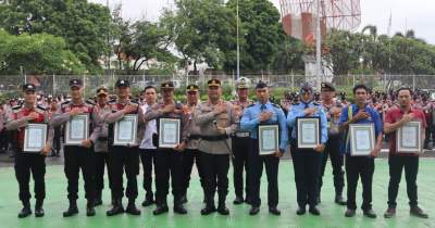 Kapolresta Bandara Soetta Berikan Penghargaan Kepada Anggita Asvec Dan Sopir Taksi