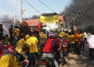 Kebakaran pabrik Gypsum  PT. Aplus Pacific jalan Raya Rangkasbitung-Cikande