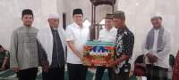 Wakil Bupati Serdang Bedagai, Adlin Umar Yusri Tambunan serahkan bingkisan saat menggelar safari Ramadhan.