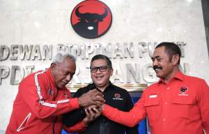 Ketua Bidang Kehormatan DPP PDIP Komarudin Watubun (kiri) menjabat tangan Ketua DPC PDIP Surakarta FX Hadi Rudyatmo, Rabu (26/10/2022).