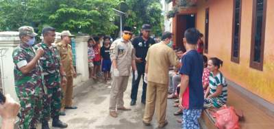 Warga Bendungan saat diperiksa oleh petugas puskesmas