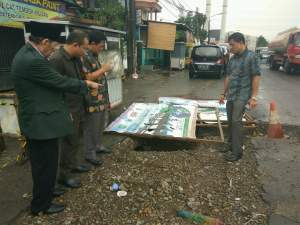 Komisi IV DPRD Kota Tangerang saat sidak galian pipa PDAM Tirta Benteng.