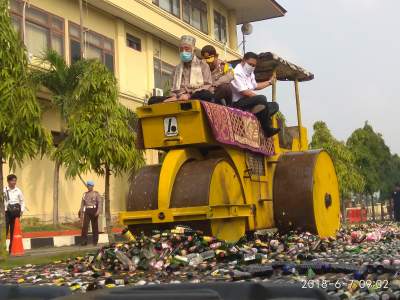 Kapolda Banten Bersama Ulama, Musnahkan Ribuan Botol Miras