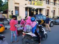 Hari ke-4 Puasa, Polsek Serang Bagi-bagi Takjil