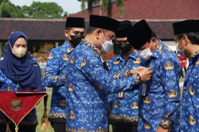 Sekda Terima Satyalencana Karya Satya 30 Tahun Dari Presiden RI