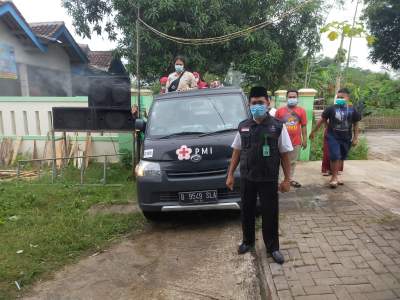 PMI Kabupaten Tangerang Semprotkan Disinsfektan ke Rumah Warga Bunar