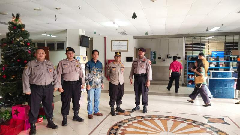 Anggota Pamobvit Lakukan Pengamanan Ibadah Tahun Baru di Gereja