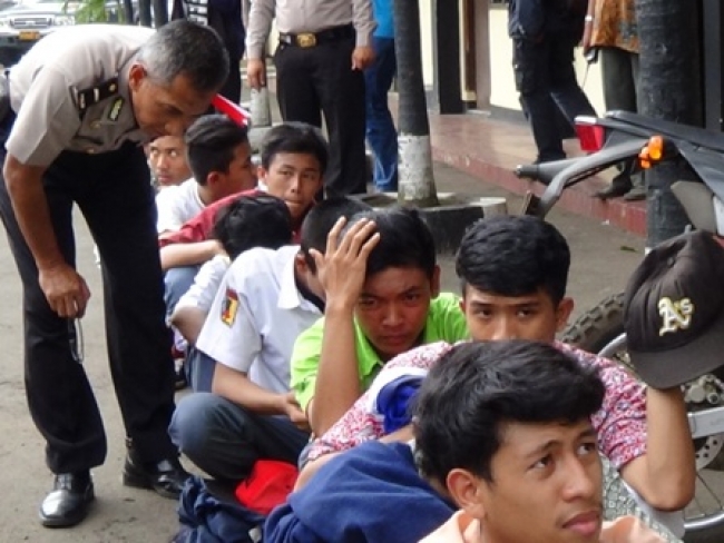 Hendak Tawuran, Puluhan Pelajar Kejar &ndash; Kejaran Dengan Polisi