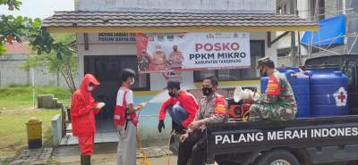 Cegah Covid 19, Pemdes Kresek Bareng PMI Semprot Disinfektan