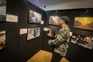 Pengunjung mengamati karya foto yang dipamerkan POTOPOTOKOTA di Ruang Latih Tari, Gedung Trisno Lt. 2, Taman Ismail Marzuki, Jakarta Pusat pada Jumat, (13/6/2025). (IST)