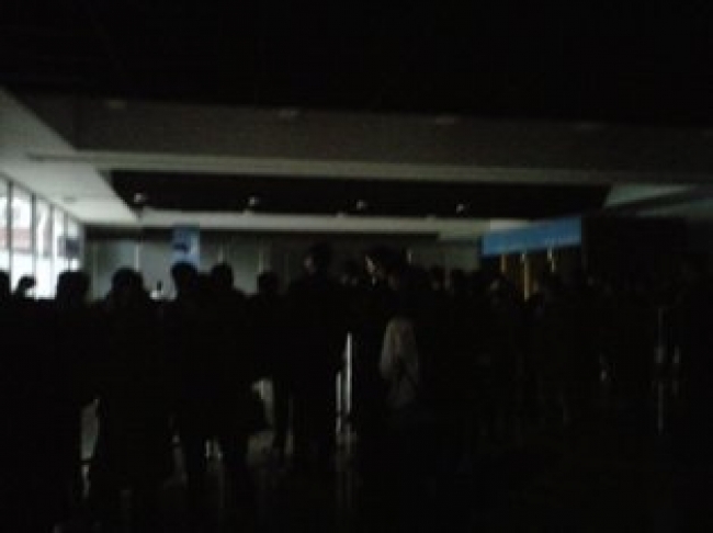 Bandara- Suasana gelap selama satu jam di Bandara Soekarno-Hatta. Senin (11/11)DT