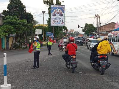 Kasat Lantas Polres Tebing Tinggi, AKP Dhoraria S Simanjuntak mengatur lalu lintas di jalinsum kota Tebing Tinggi.