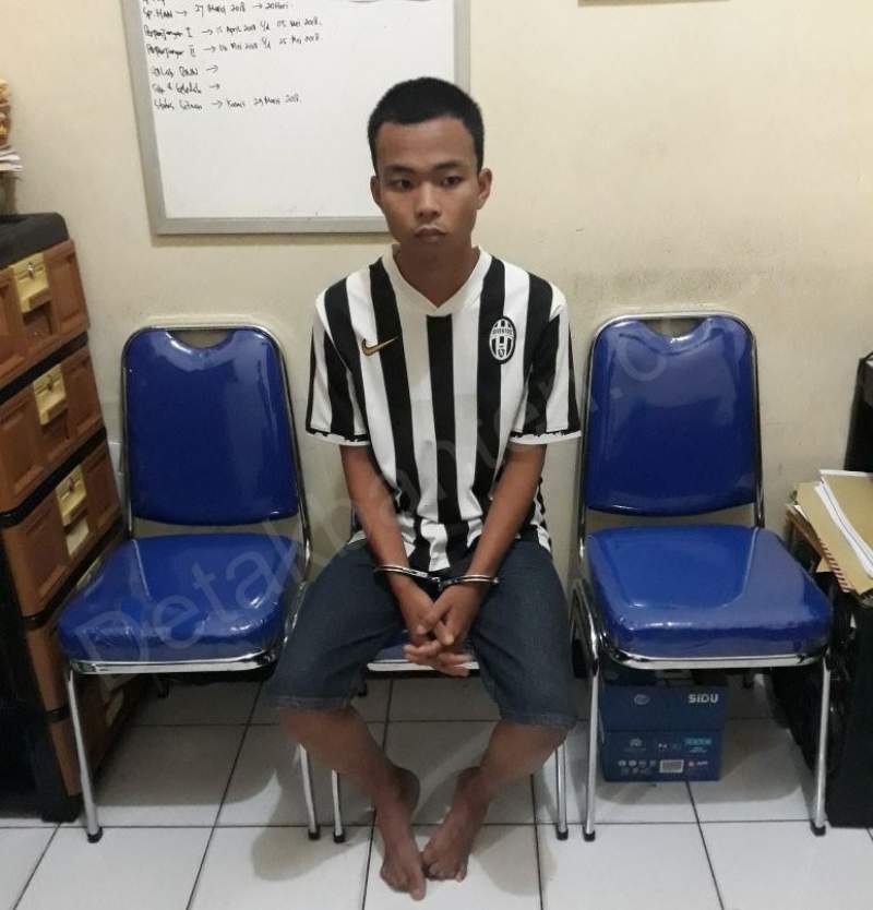 Tega, Karyawan Pabrik Tusuk Mata Temannya