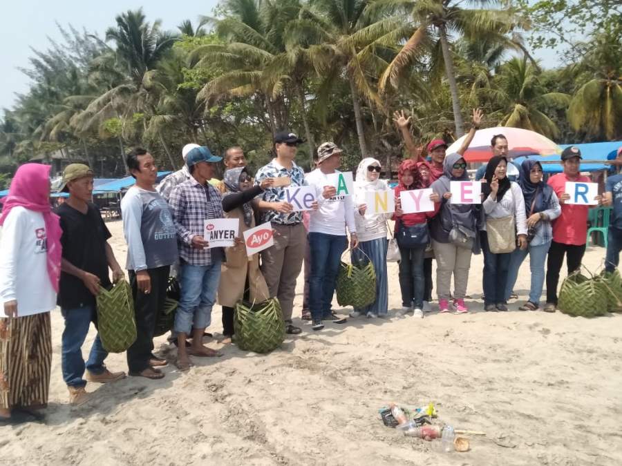 Alumni SMPN 1 Anyer, Ajak Pengunjung Wisata Bersih Bersih Pantai Anyer