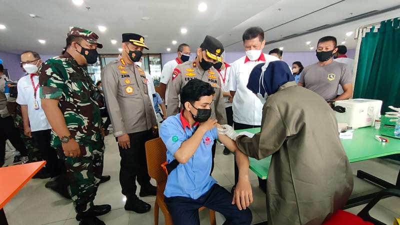 Dampingi Wakapolda, Kapolresta Tangerang Tinjau Vaksinasi Booster di PT Mayora