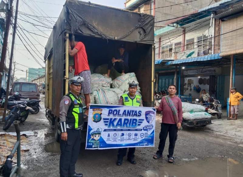 Polantas Karib Polres Tanjungbalai Edukasi Sopir Angkutan Barang untuk Tertib Berlalu Lintas