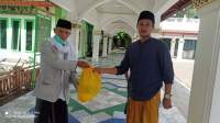 Nampak KH Jazuli memberikan bantuan sembako mewakili H Mad Romli kepada Santri Alistiqlaliyah mewakili Abuya Uci  Cikongok