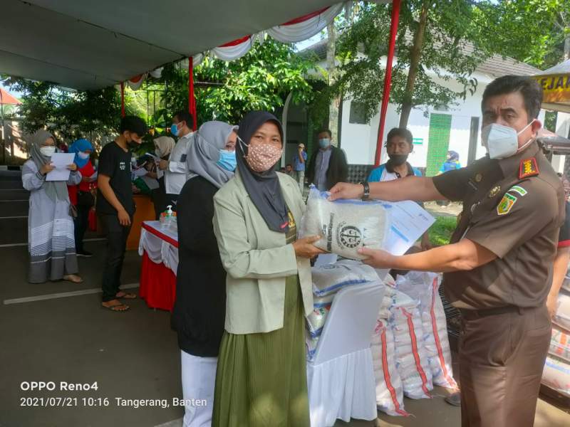 Kejari Kabupaten Tangerang Gelar Vaksinasi dan Pembagian Sembako