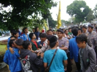 Demo BPPT, Mahasiswa Bentrok Dengan Polisi
