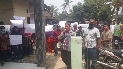 Ratusan Warga Desa Gruduk Kantor Desa Patrasana