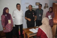 Sekot Serang Mahfud ditemani Kepala BKD Akhmad Benbela tengah meninjau pelaksanaan tes CPNS, Minggu (3/11).DT