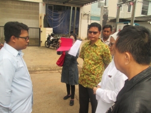 BPOM RI saat menyambangi produsen MPASI yang di duga ilegal di kawasan Taman Tekno dan diterima kuasa hukum produsen MPASI, Ali Imron.