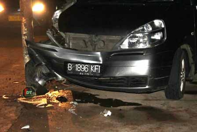 Tiang listrik Jalan Raya Ciater - Meruga, memakan korban, Minggu (2/3)