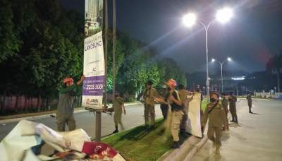 Petugas Pol PP Kota Tangsel saat melakukan penertiban reklame non permanen di salahsatu kawasan di Kota Tangsel.