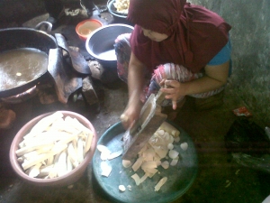 Industri pangan kripik singkong, salah seorang produsen sedang memproduksi kripik singkong