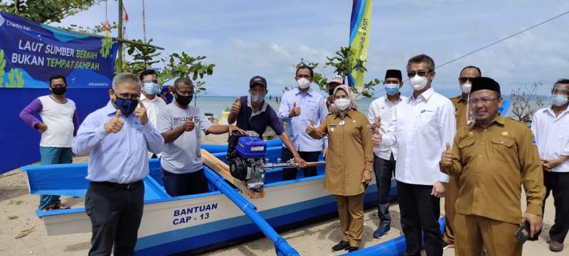 Chandra Asri Berikan Perahu Pada Nelayan di Anyer