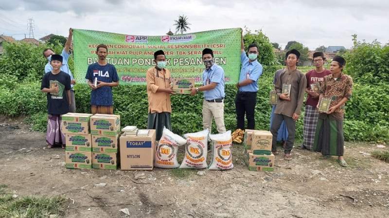 Tim CSR IKPP Serang saat memberikan bantuan sembako di ponpes