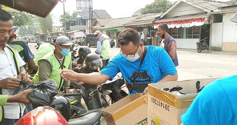 Komunitas Rakyat Memberi Bagikan Nasi Kotak Kepada Ojek Di Balaraja