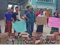 Warga Desa Parahu Geruduk Gudang Minuman Keras