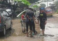 Kesal Melihat Jalan Rusak, Aktivis Lebak Tanami Pohon Pisang