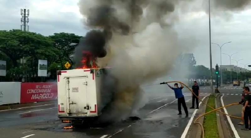 Berhenti di Lampu Merah, Mobil Box Berisi Es Batu Terbakar