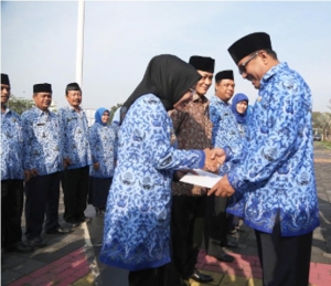 Plt Gubernur Banten Rano Karno pada Upacara Hari Kesadaran Nasional, Hari Anti Narkoba Internasional Tingkat Provinsi Banten Tahun 2015 dan Hari Lingkungan Hidup se-Dunia, di Lapangan Upacara KP3B, Curug Kota Serang, Rabu (17/06).